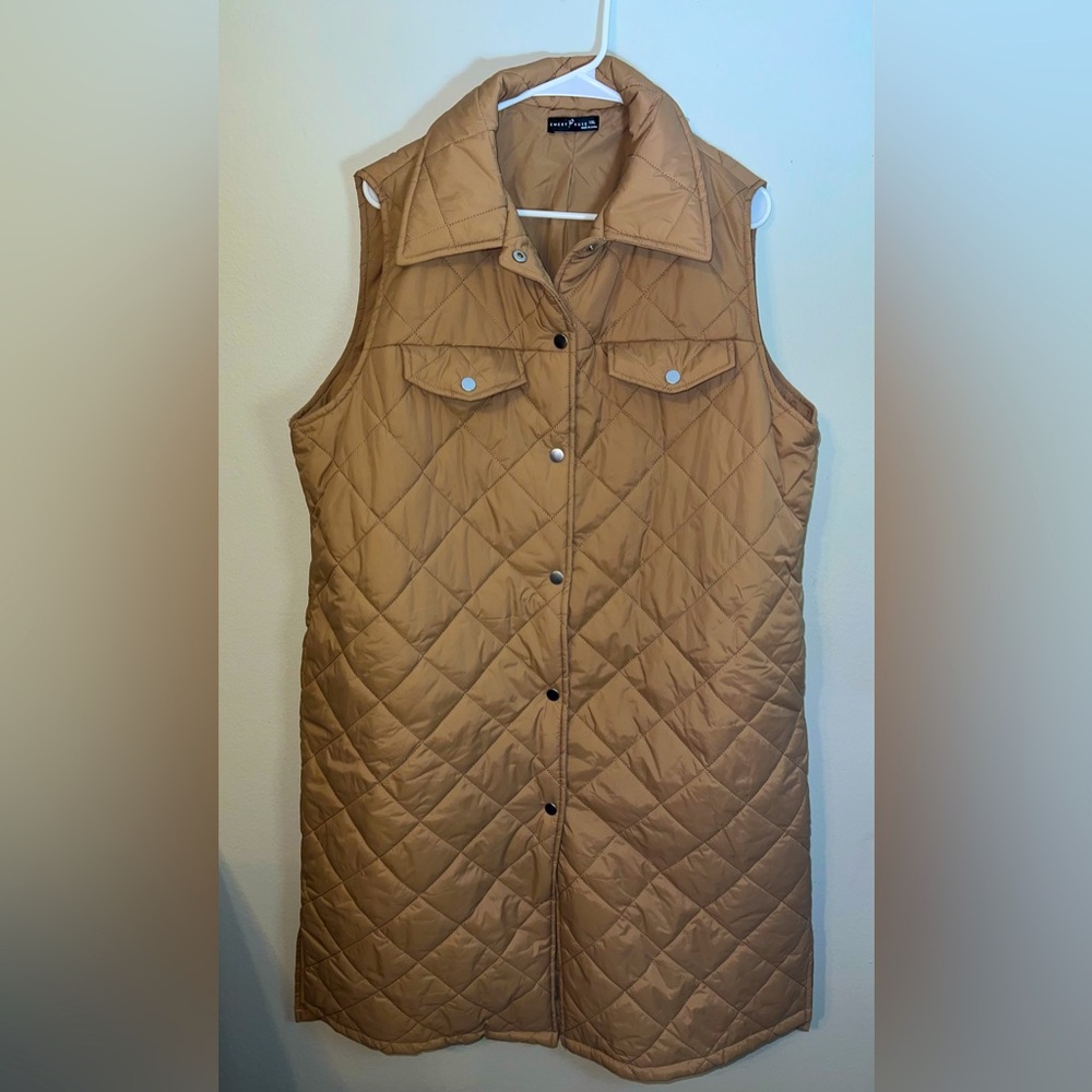 Women’s Tan Snap Button Front Vest Quilted Coat! Size 1XL.